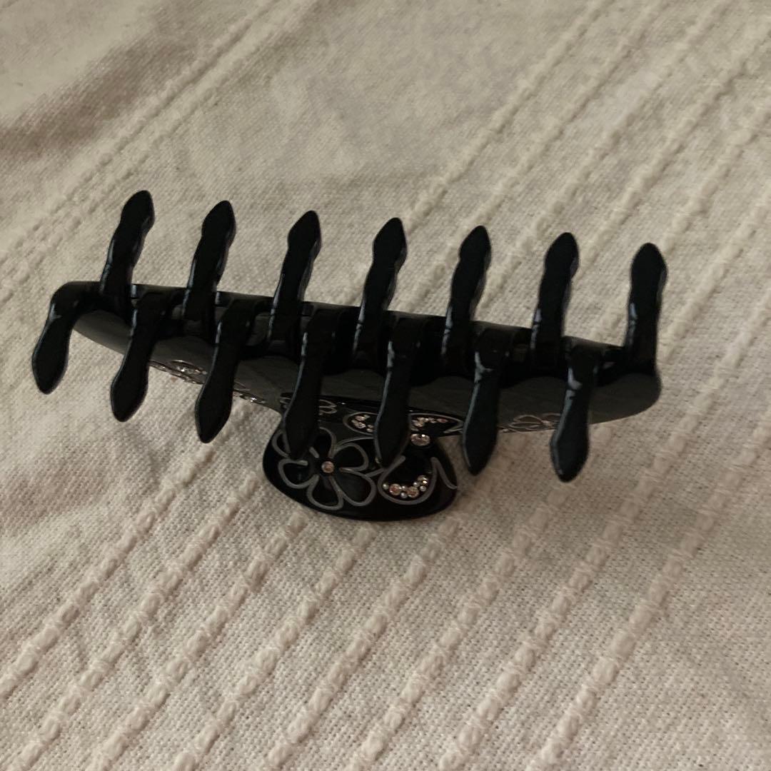 花柄ストーン付き黒ヘアクリップ