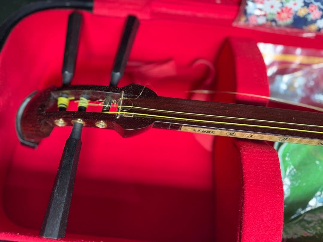 2-津軽三味線?　高級糸巻き 紅木？ハードケース&付属