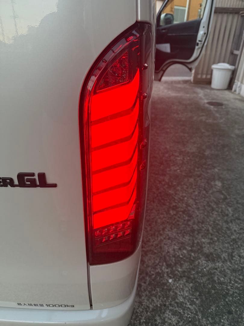 ハイエース　テールランプ