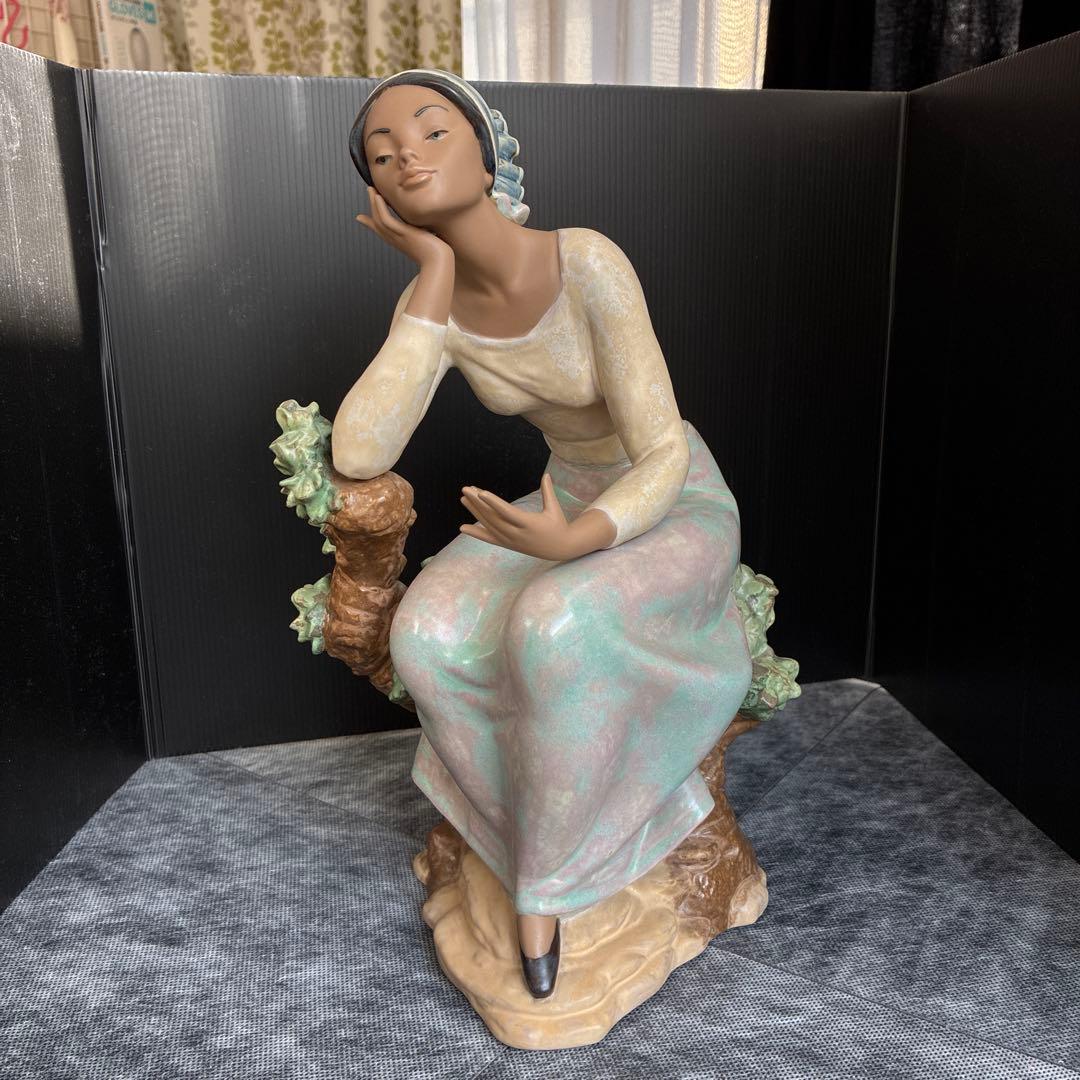 リヤドロ 陶器製女性 フィギュリン