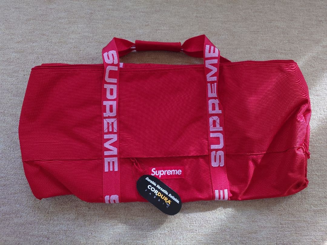 シュプリーム　ラージダッフルバッグ