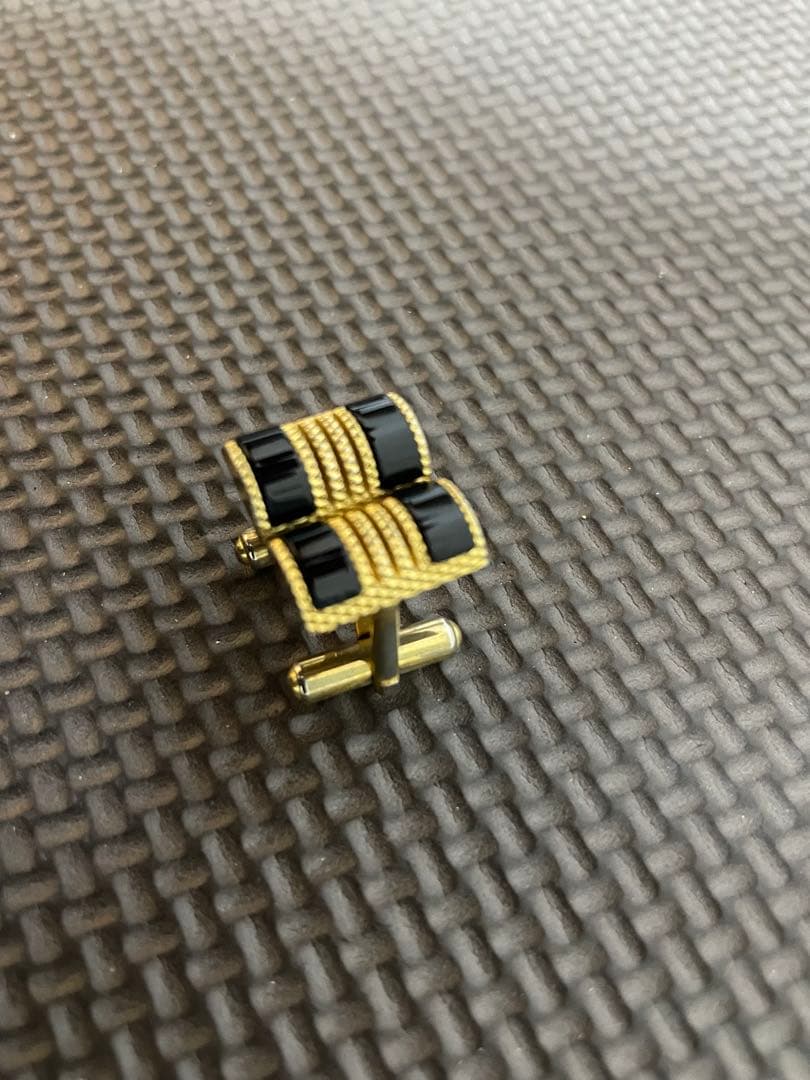 黒と金のストライプカフリンクス
