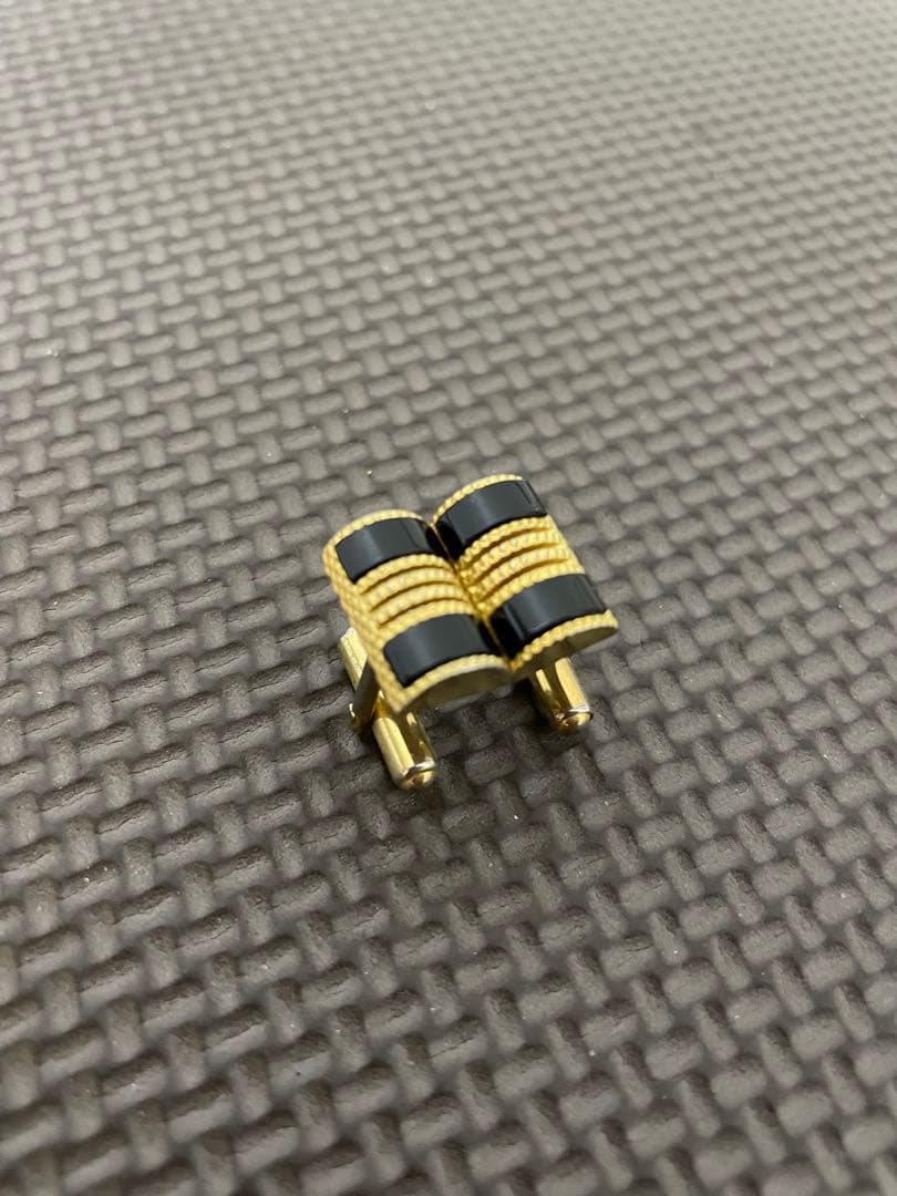 黒と金のストライプカフリンクス