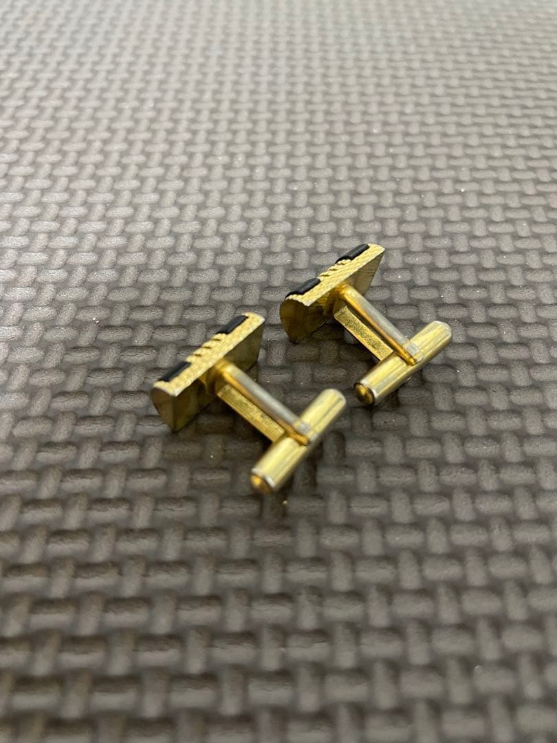 黒と金のストライプカフリンクス