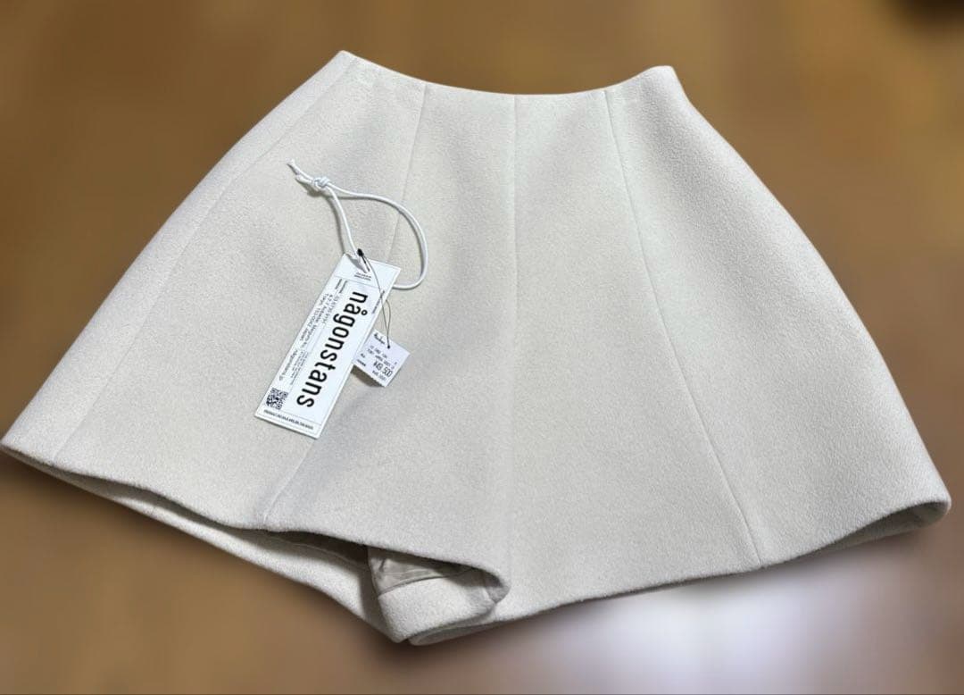 någontans ベージュ ショートパンツ お