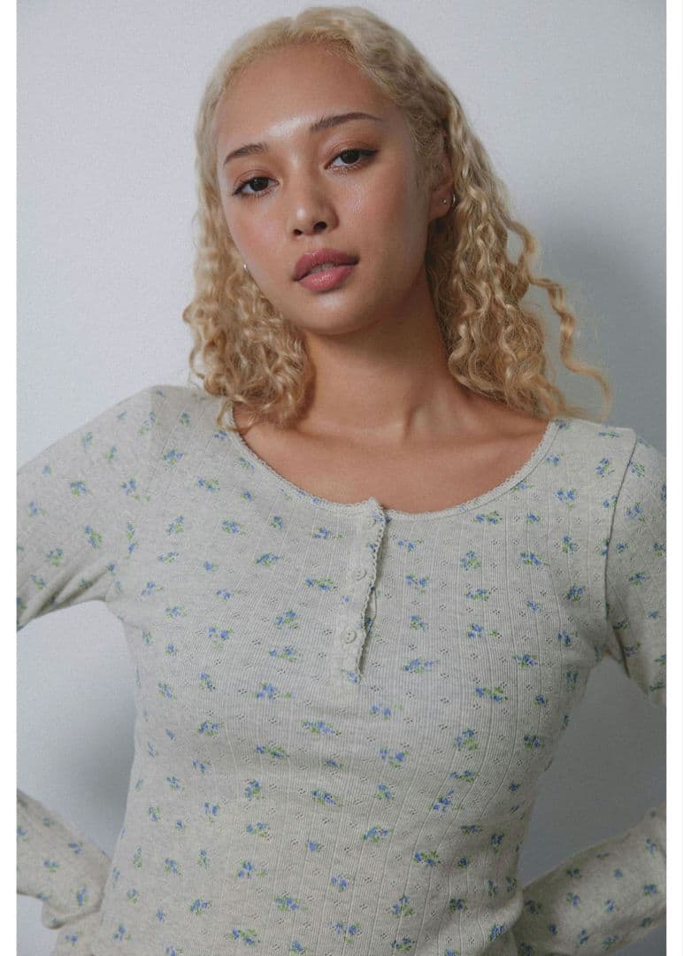 ALEXIA STAM 完売商品！ヘンリーネックフローラルロングスリーブT