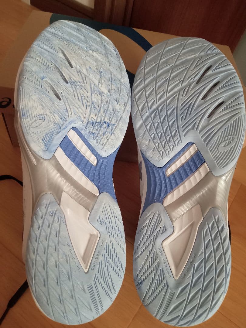 新品未使用asicsバレーボールシューズV-SWIFT FF MT