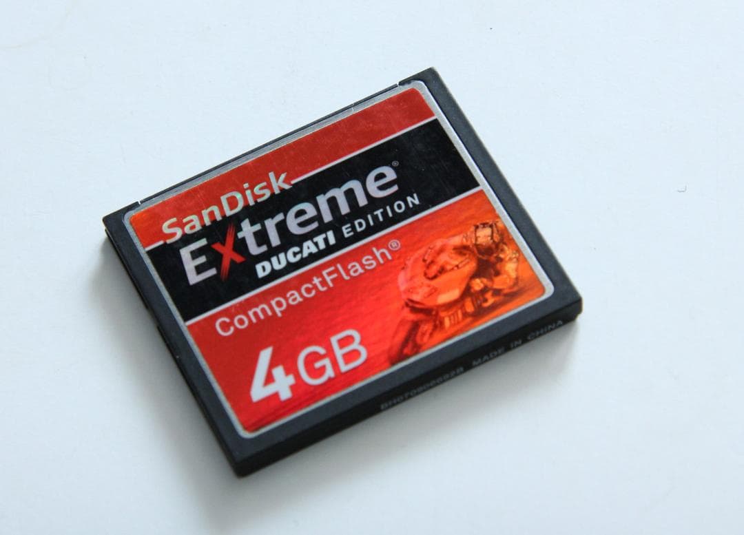 サンディスク コンパクトフラッシュ 4GB EXTREME DUCATI　01