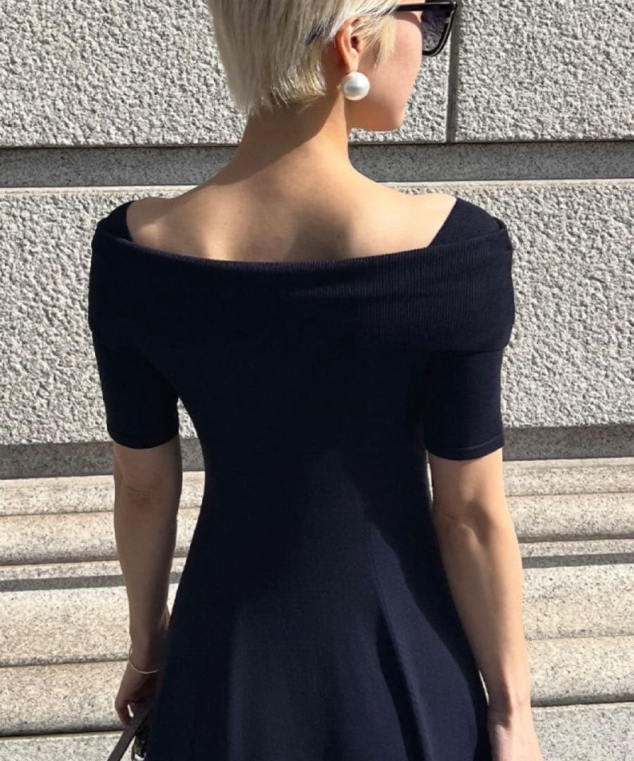 新品未使用 タグ付き オフショルダー　フレアニットワンピース ネイビー L