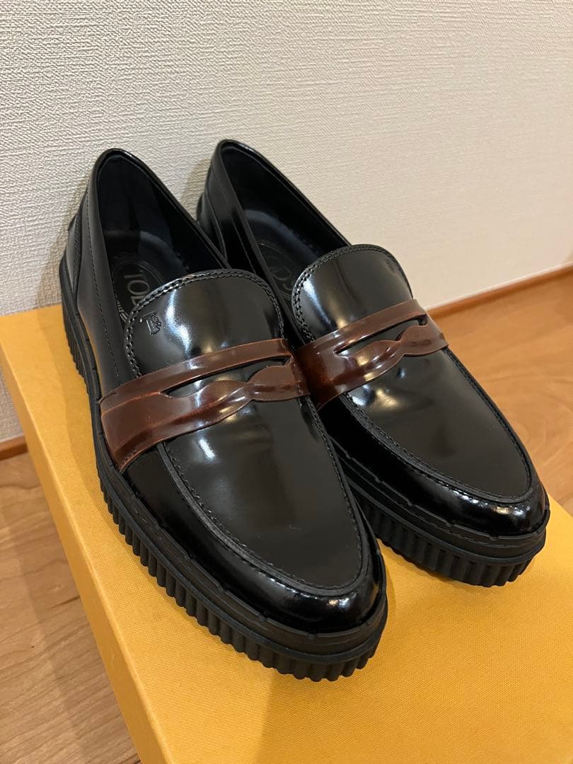 TOD'S ブラックレザー ローファー
