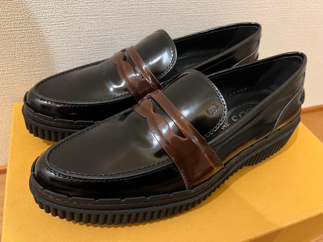 TOD'S ブラックレザー ローファー