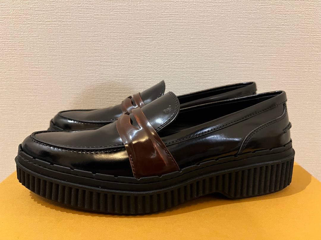TOD'S ブラックレザー ローファー