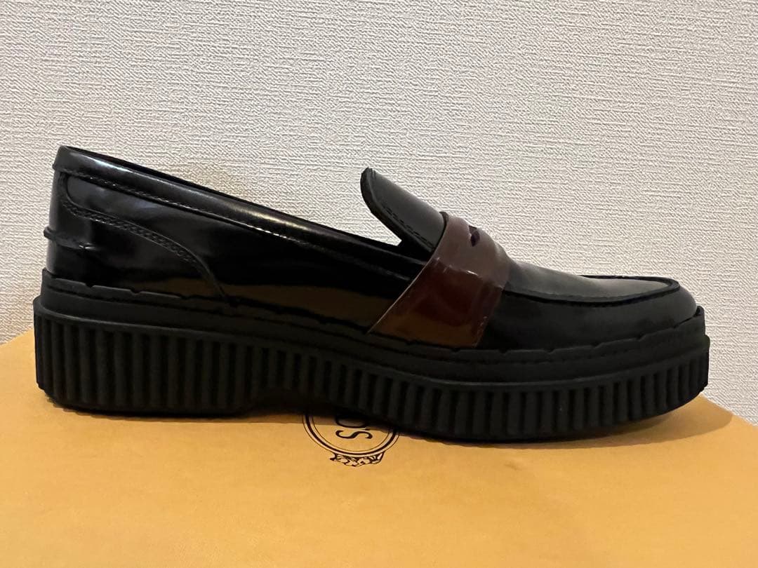 TOD'S ブラックレザー ローファー