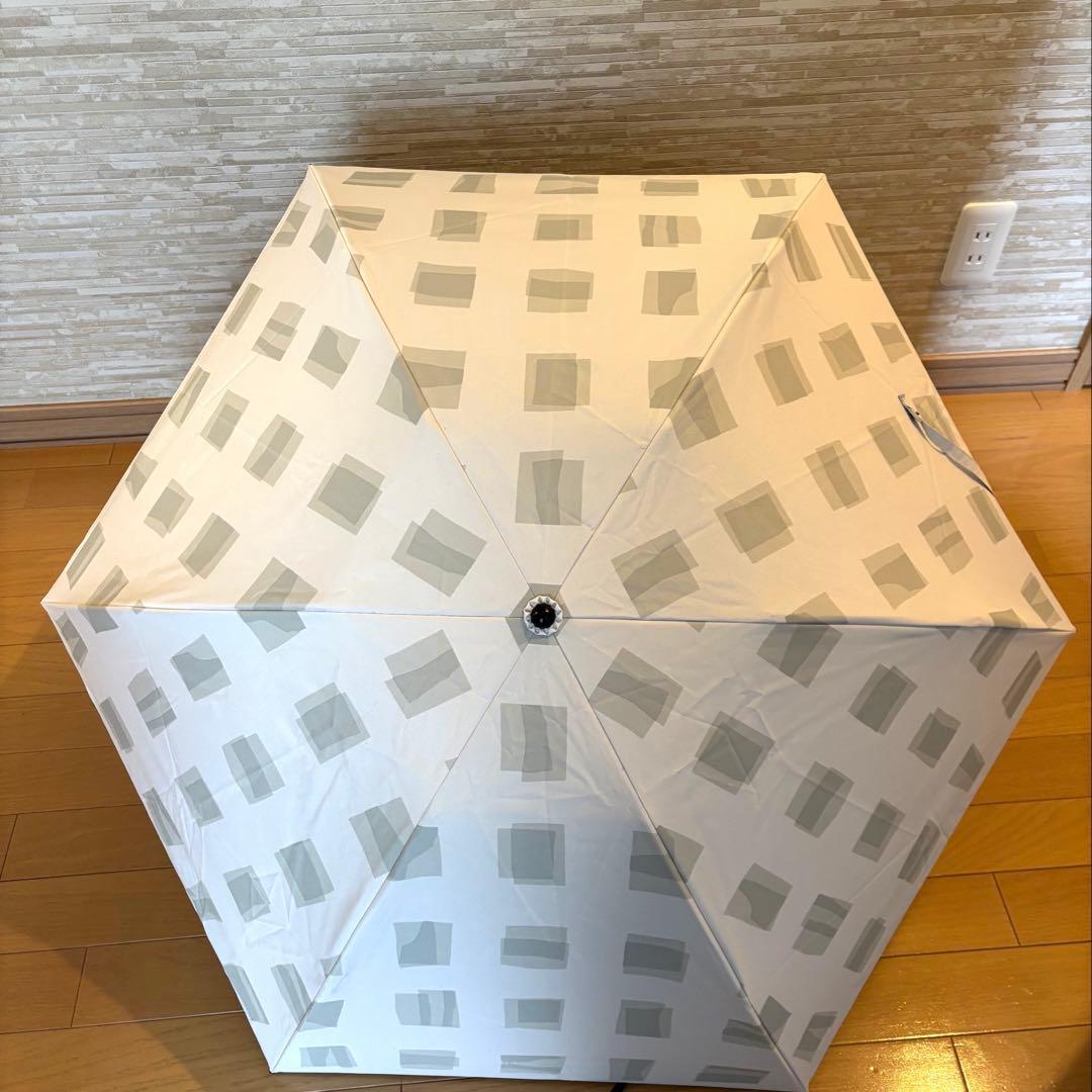 サンバリア100 3段折りたたみ傘　人気キューブ柄　グレー色