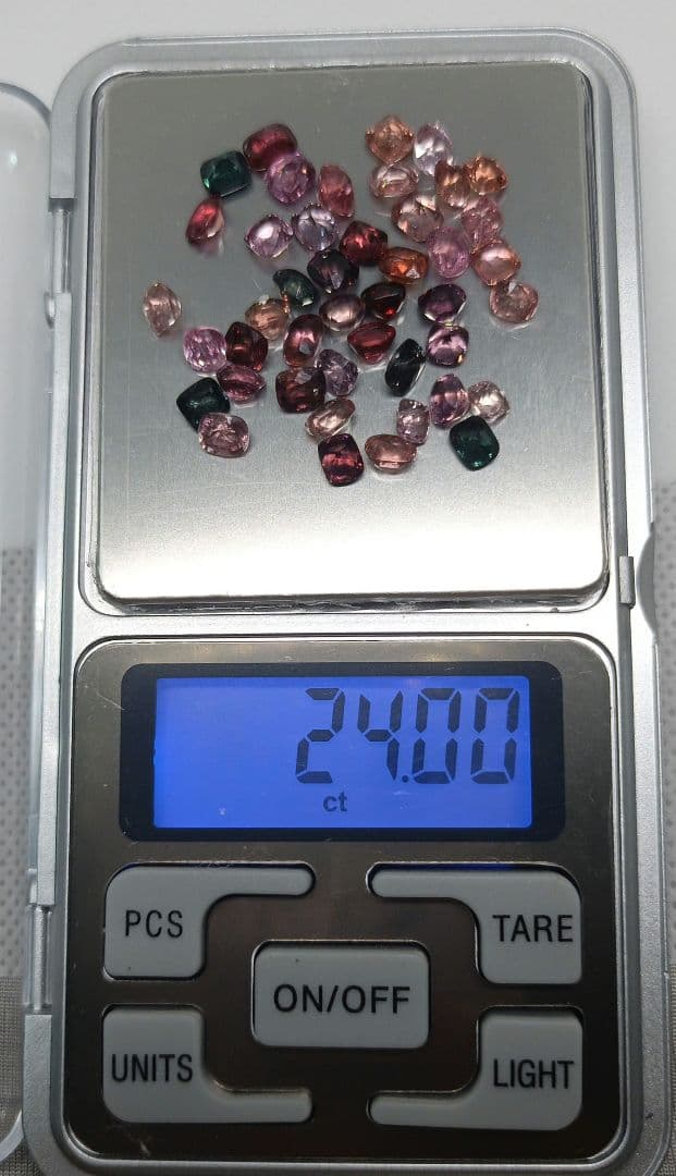 多彩なスピネル