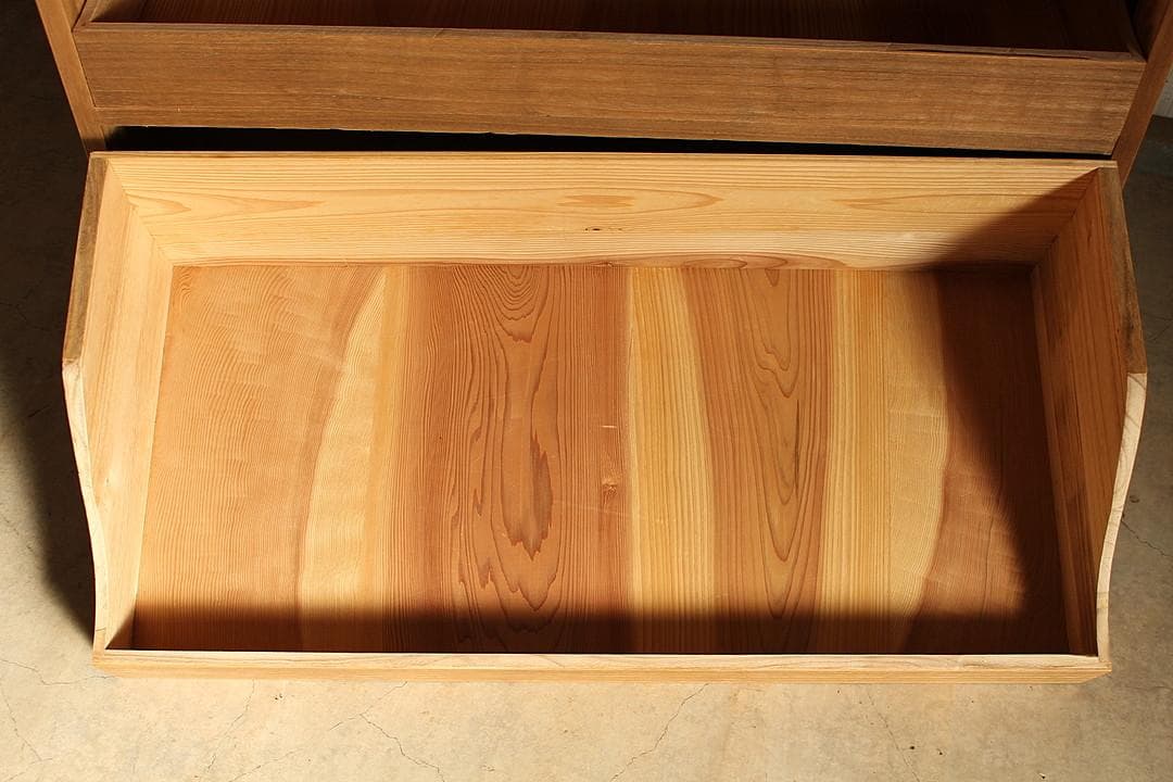 古い木製の引き出し　2段