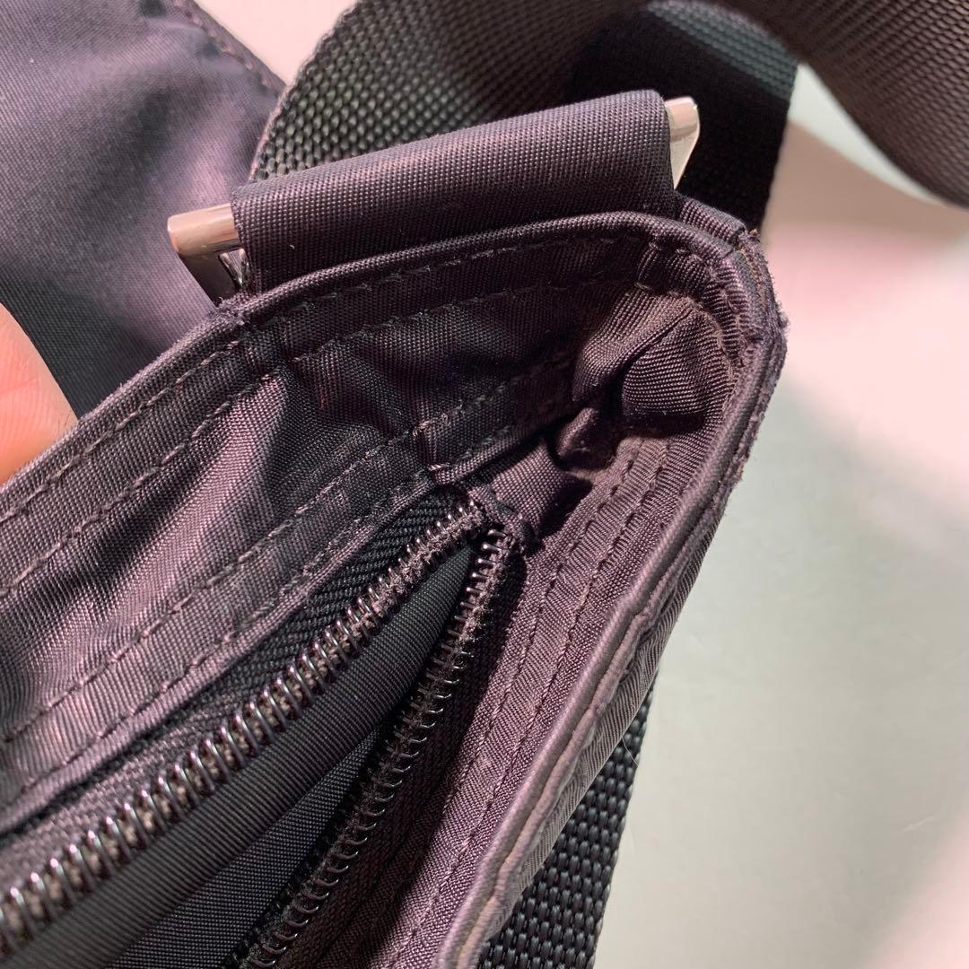 PRADA ブラック ショルダーバッグ 三角プレート リモンタ ナイロン 斜め掛