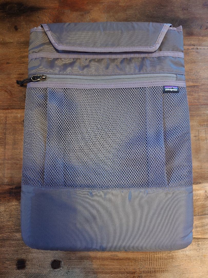 【パタゴニア】レフュジオ・デイパック 26L | 黒 リュック | PCケース付