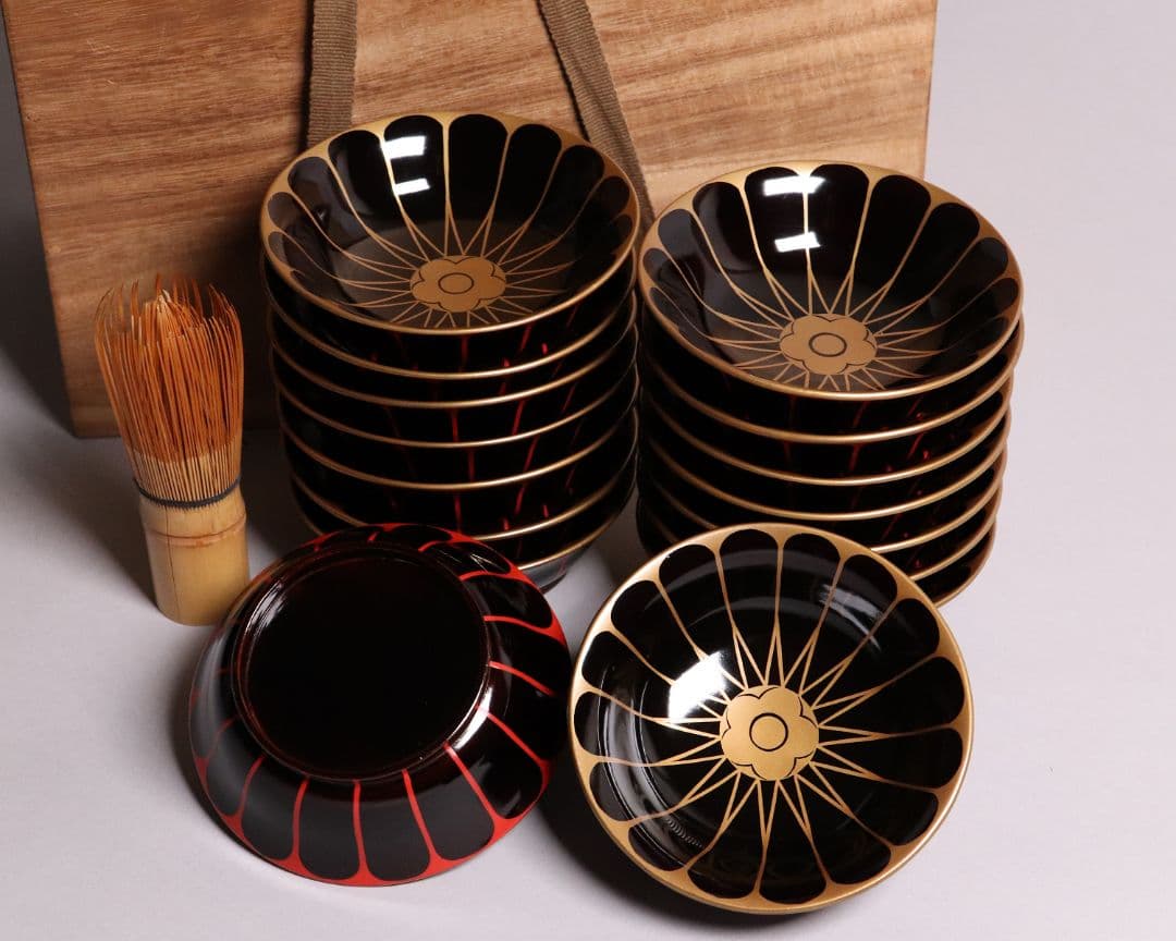 漆芸 木製漆器 菊花 蒔絵 黒塗 木皿 小皿 十六客 10.6cm【MA297】