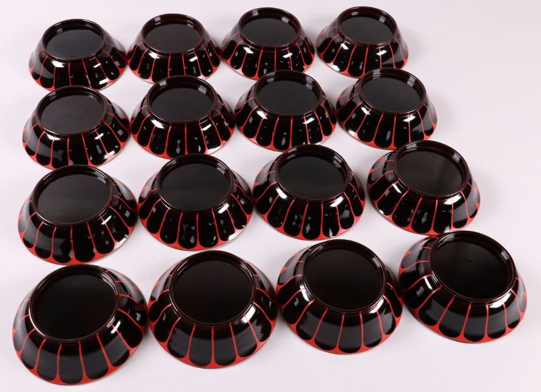 漆芸 木製漆器 菊花 蒔絵 黒塗 木皿 小皿 十六客 10.6cm【MA297】