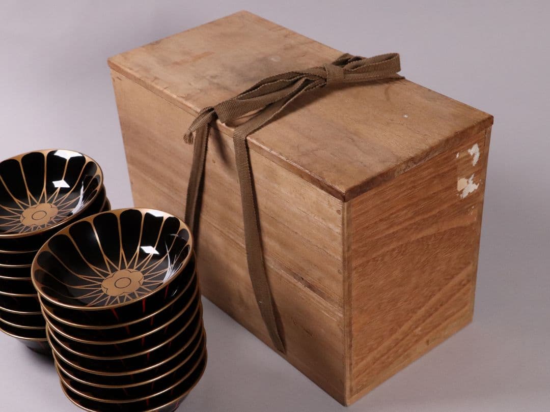 漆芸 木製漆器 菊花 蒔絵 黒塗 木皿 小皿 十六客 10.6cm【MA297】