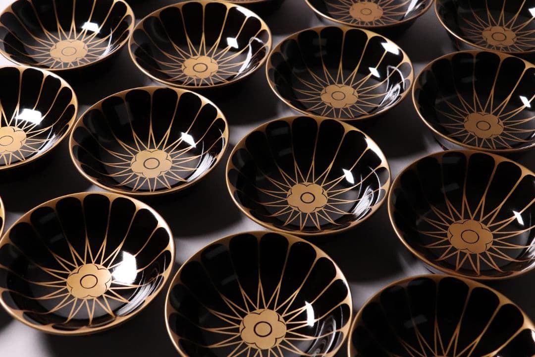 漆芸 木製漆器 菊花 蒔絵 黒塗 木皿 小皿 十六客 10.6cm【MA297】