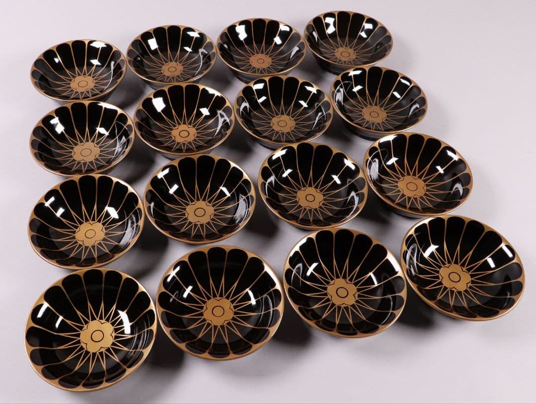 漆芸 木製漆器 菊花 蒔絵 黒塗 木皿 小皿 十六客 10.6cm【MA297】