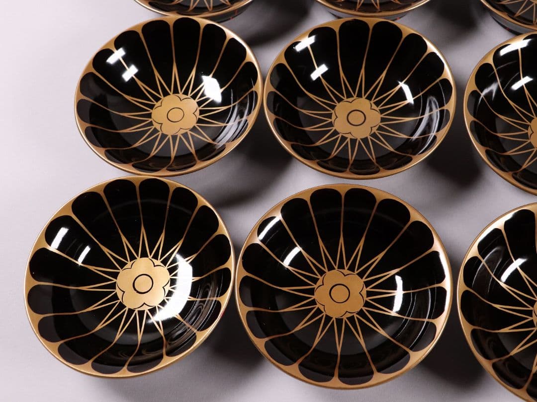 漆芸 木製漆器 菊花 蒔絵 黒塗 木皿 小皿 十六客 10.6cm【MA297】