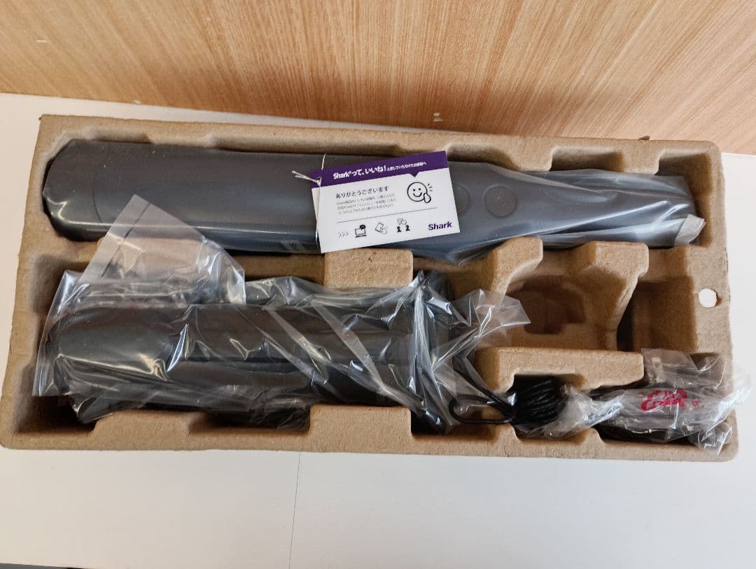 ②SHARK充電式ハンディクリーナー未使用ですが箱ダメージ有り