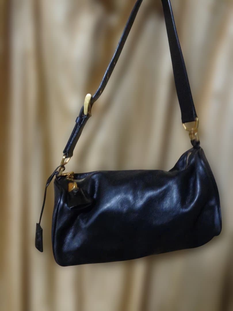 プラダ　黒 レザー ハンドバッグ ゴールド金具