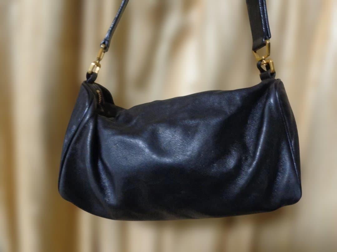 プラダ　黒 レザー ハンドバッグ ゴールド金具