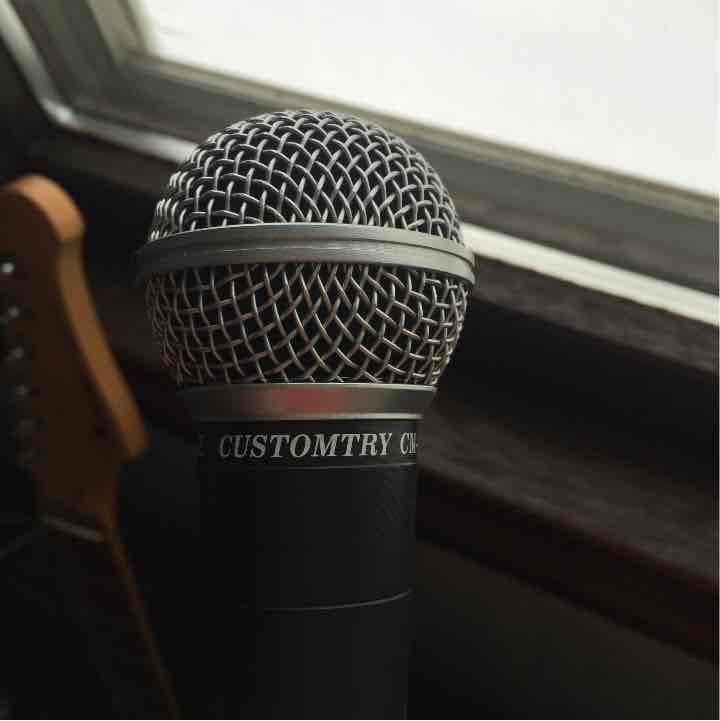 オーディオインターフェイス（マイク付き）