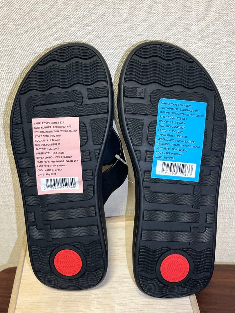 M*i様 【新品未使用】フィットフロップ　トングサンダル　ブラック　レザーUS6