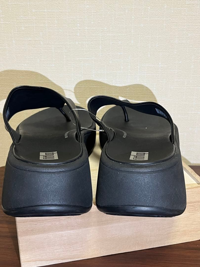 M*i様 【新品未使用】フィットフロップ　トングサンダル　ブラック　レザーUS6