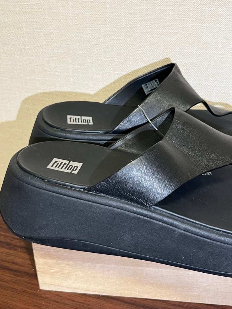 M*i様 【新品未使用】フィットフロップ　トングサンダル　ブラック　レザーUS6