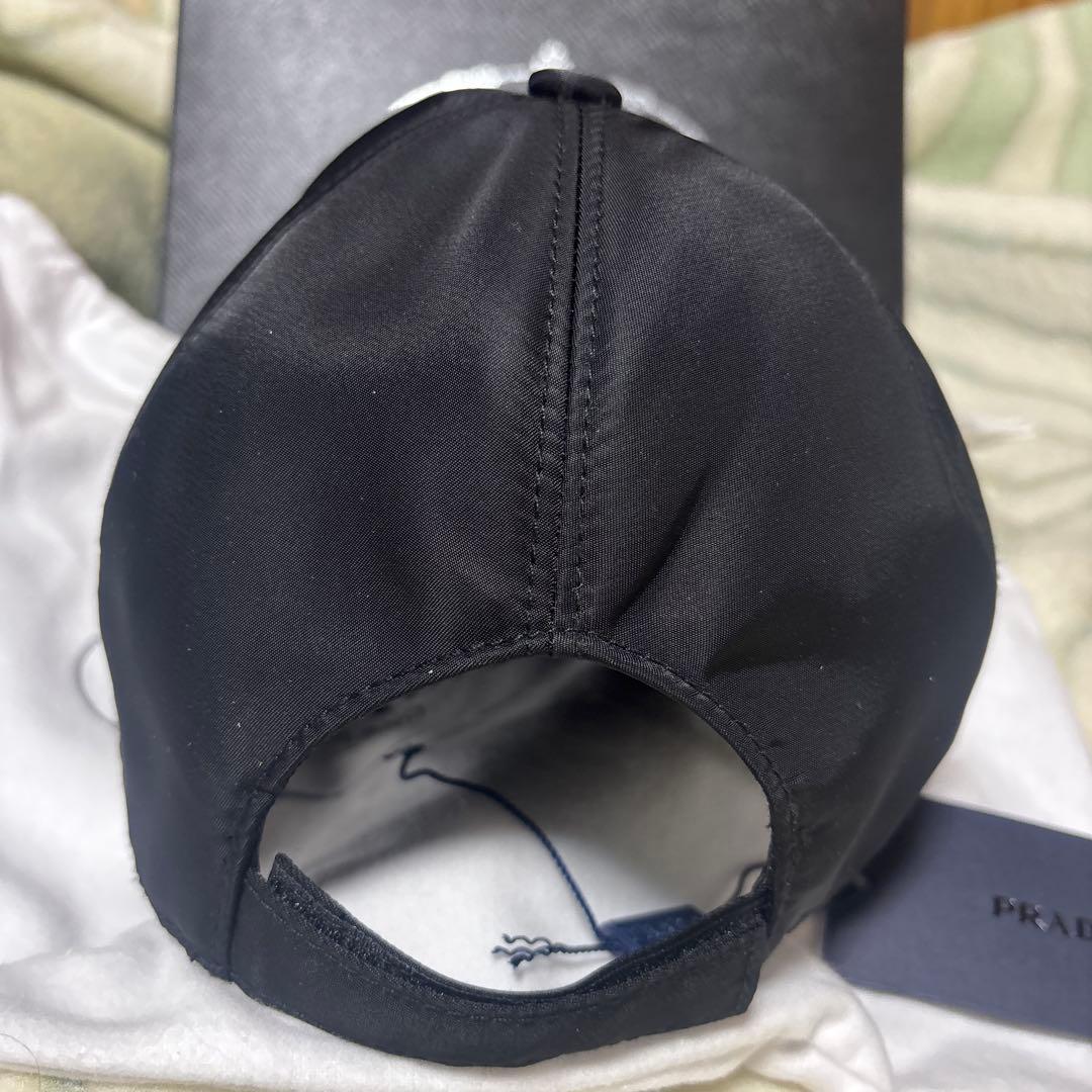 PRADA キャップシルバー三角ロゴ