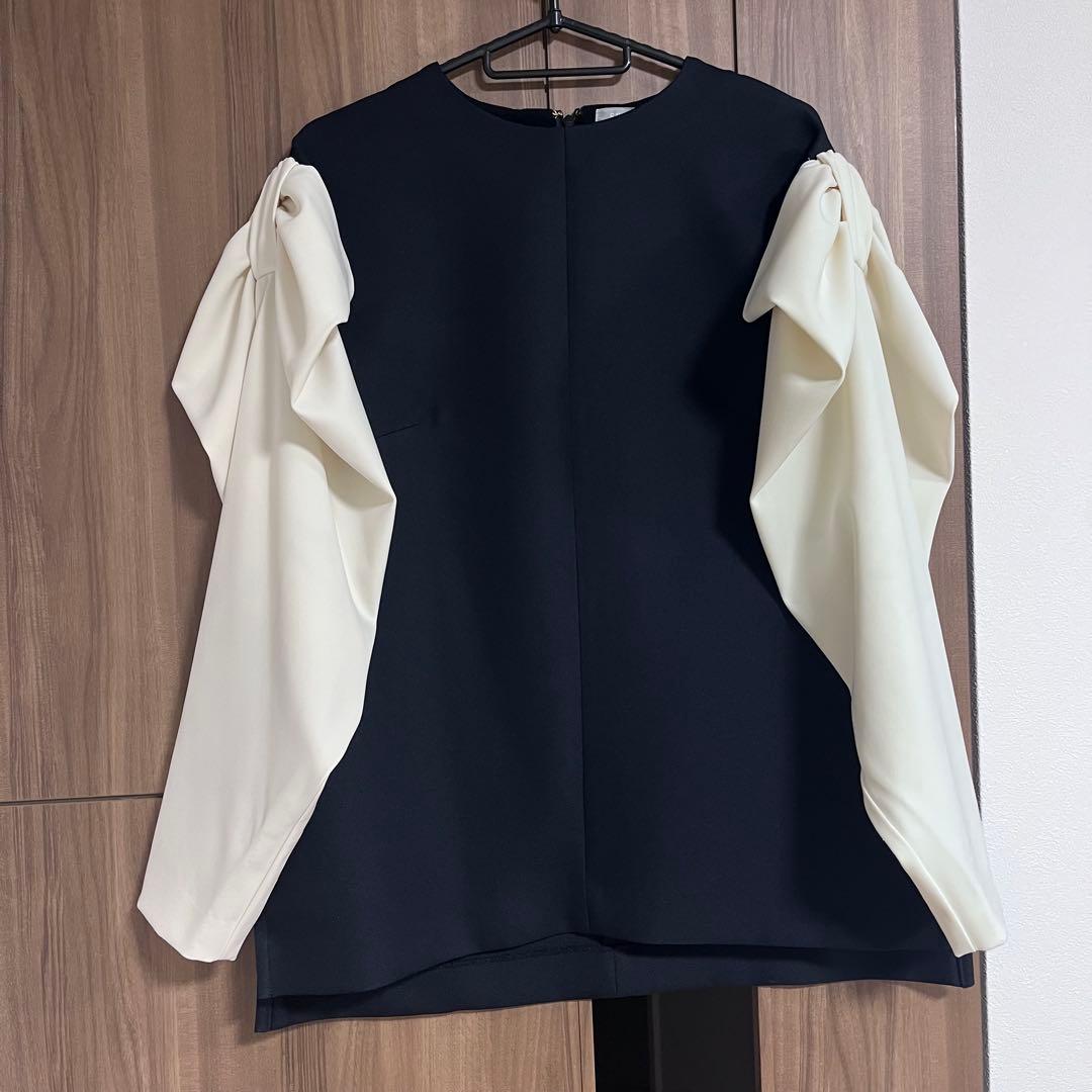 【美品】SEVEN TEN 上品リボンドレープトップスブラック×オフホワイト