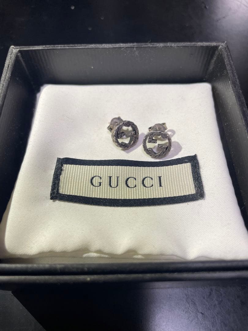 GUCCI シルバー ロゴ スタッドピアス