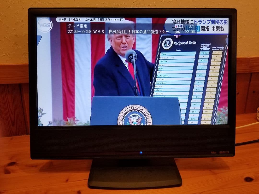 フルHDの液晶TV ディスプレイ 地デジ付き高精細 机上で活躍