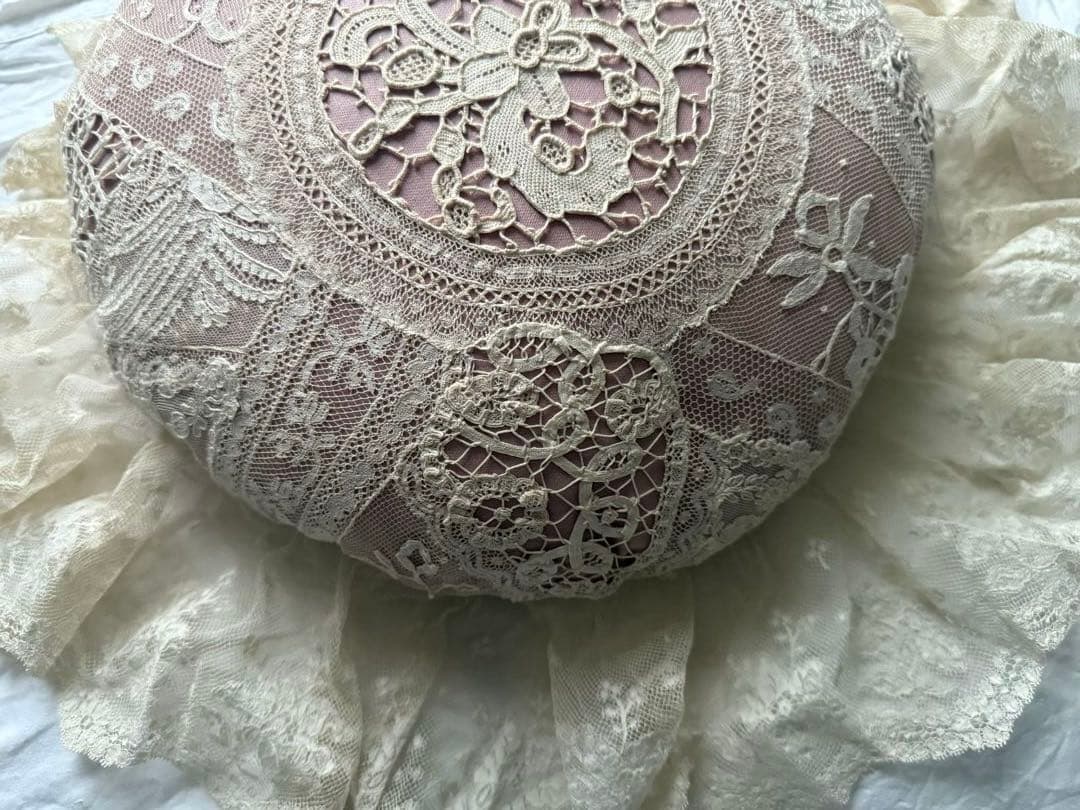 フランスアンティークレースのクッション