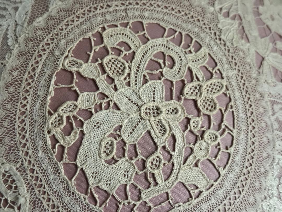 フランスアンティークレースのクッション