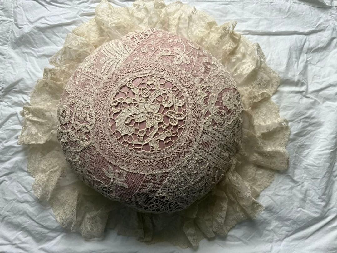 フランスアンティークレースのクッション