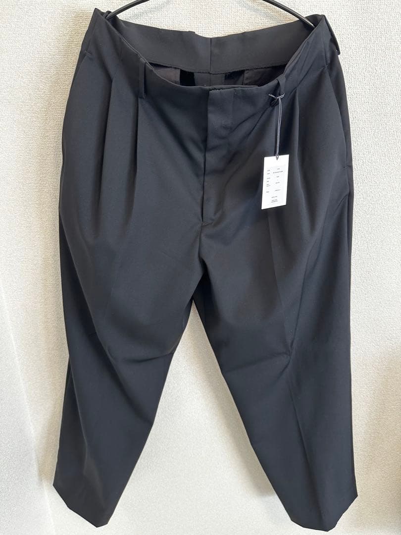 シュタイン　ベルトレスワイドテーパードトラウザーズ