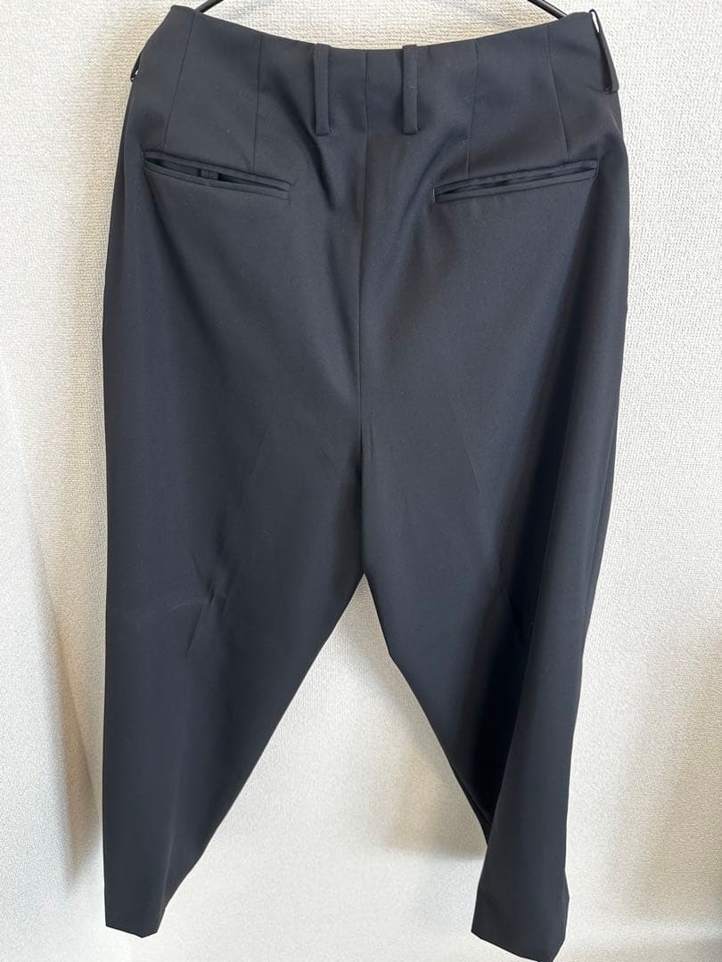 シュタイン　ベルトレスワイドテーパードトラウザーズ