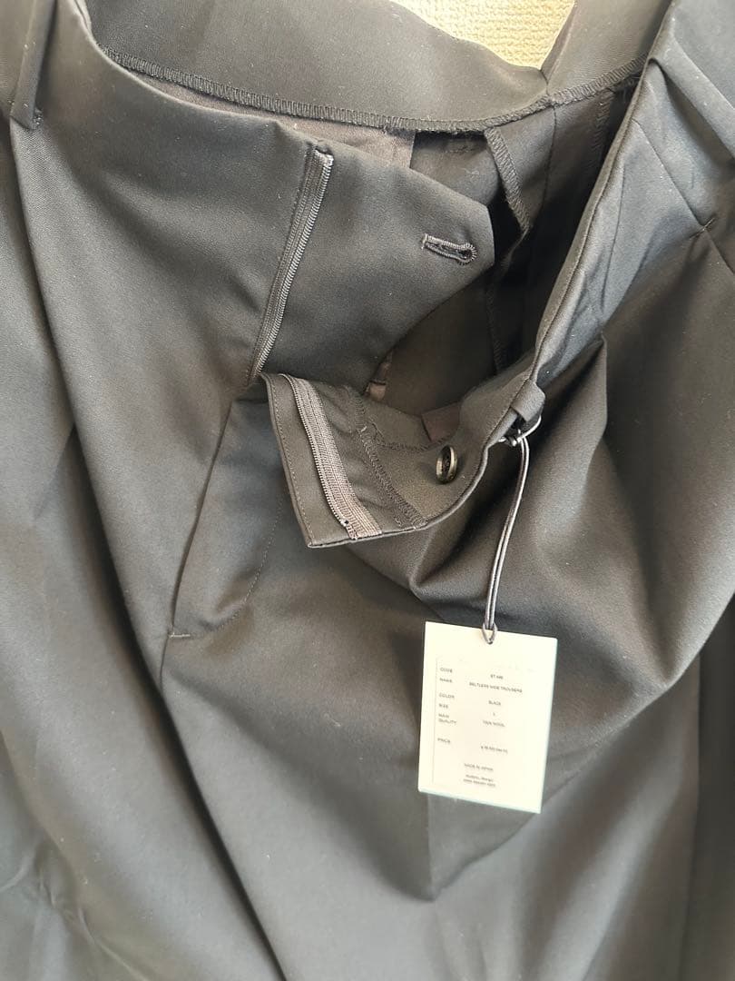 シュタイン　ベルトレスワイドテーパードトラウザーズ