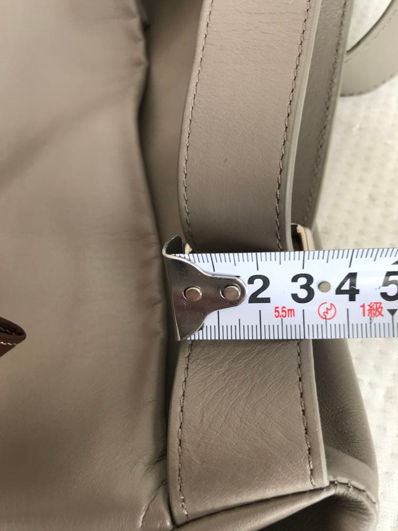 BEARDSLEYレザーボディバッグ