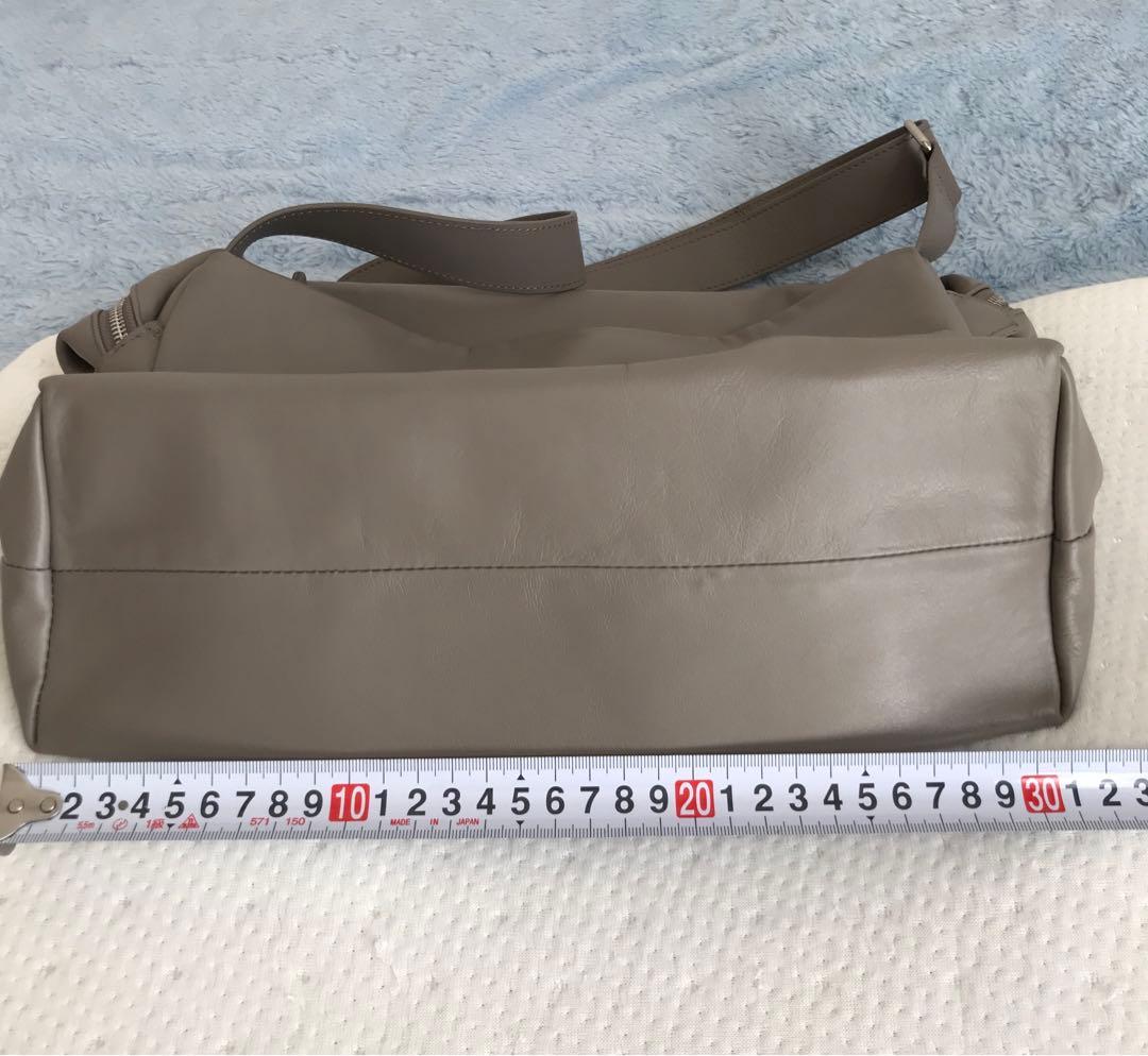 BEARDSLEYレザーボディバッグ