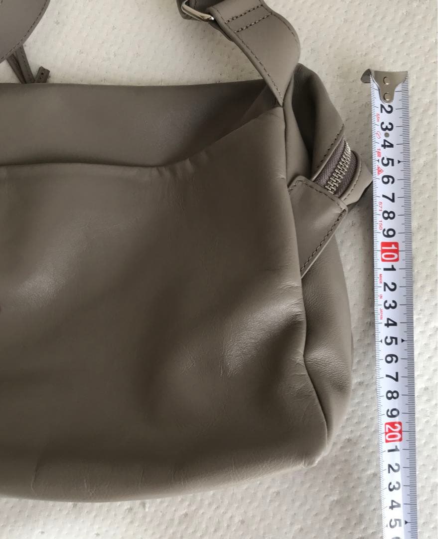 BEARDSLEYレザーボディバッグ