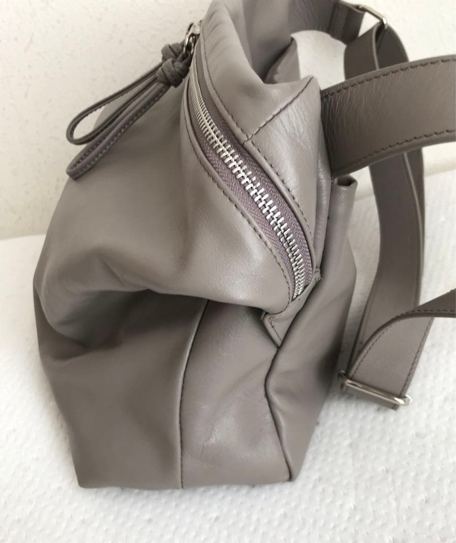 BEARDSLEYレザーボディバッグ