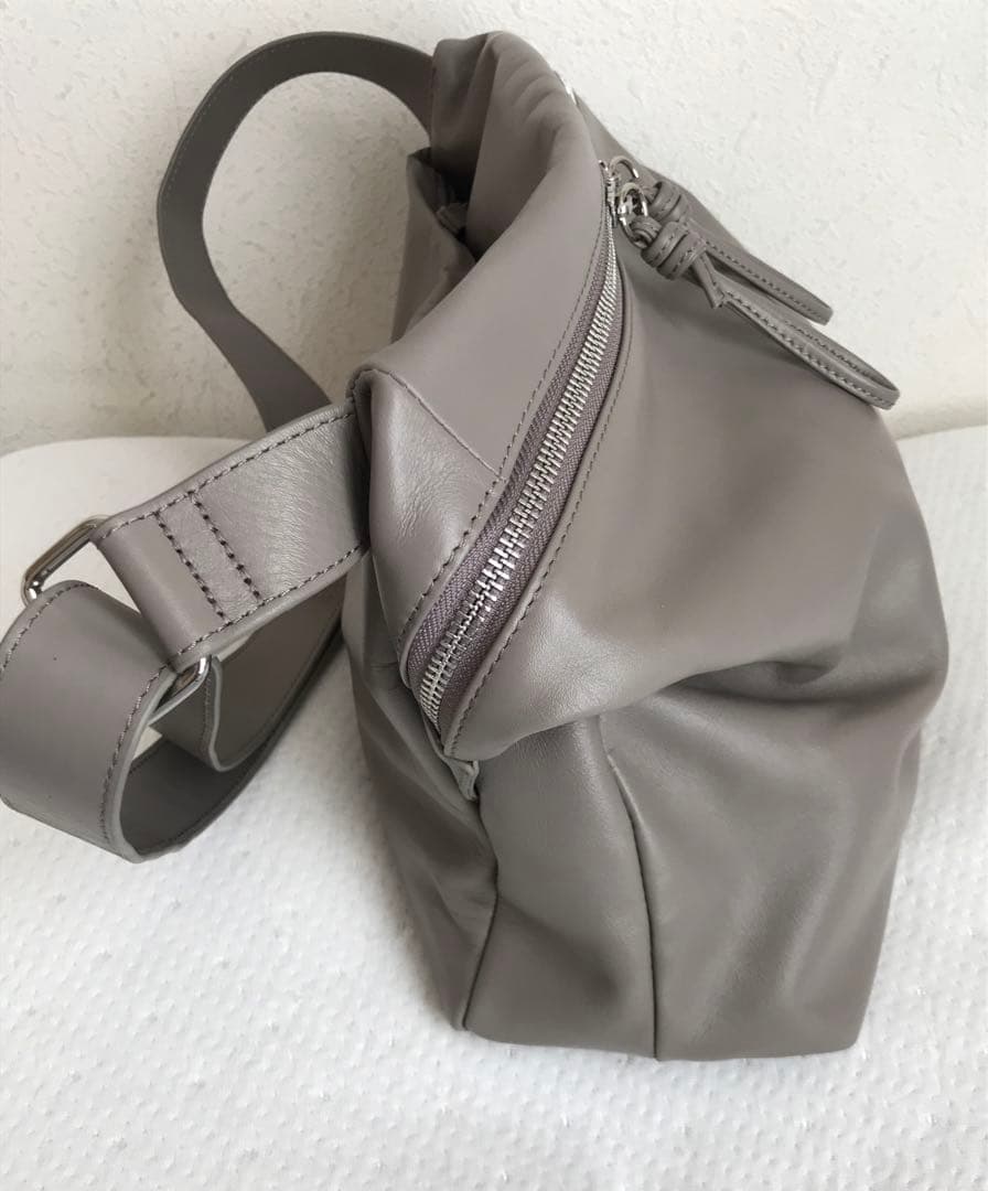 BEARDSLEYレザーボディバッグ